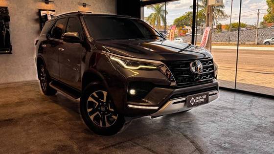 TOYOTA HILUX SW4 2.8 D-4D TURBO DIESEL SRX 7L 4X4 AUTOMÁTICO